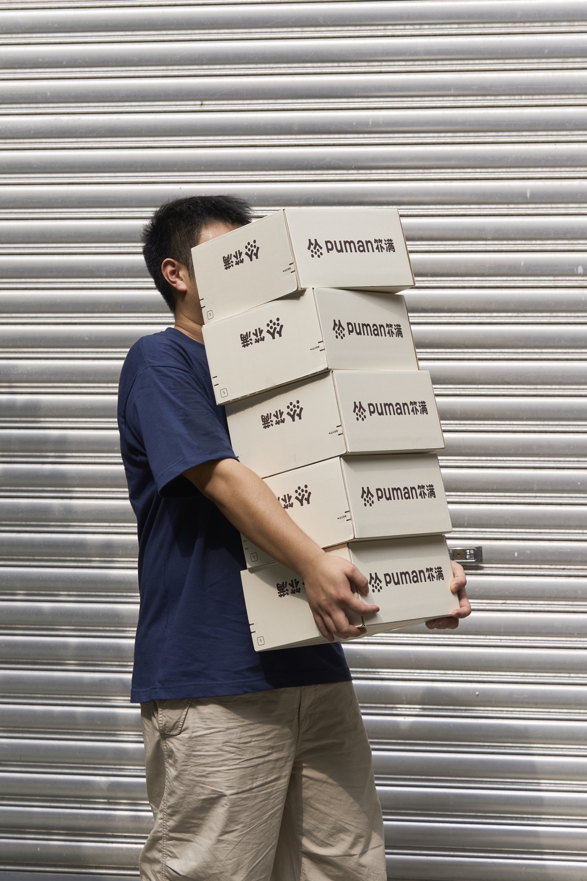 工作人员搬运待出货的咖啡箱