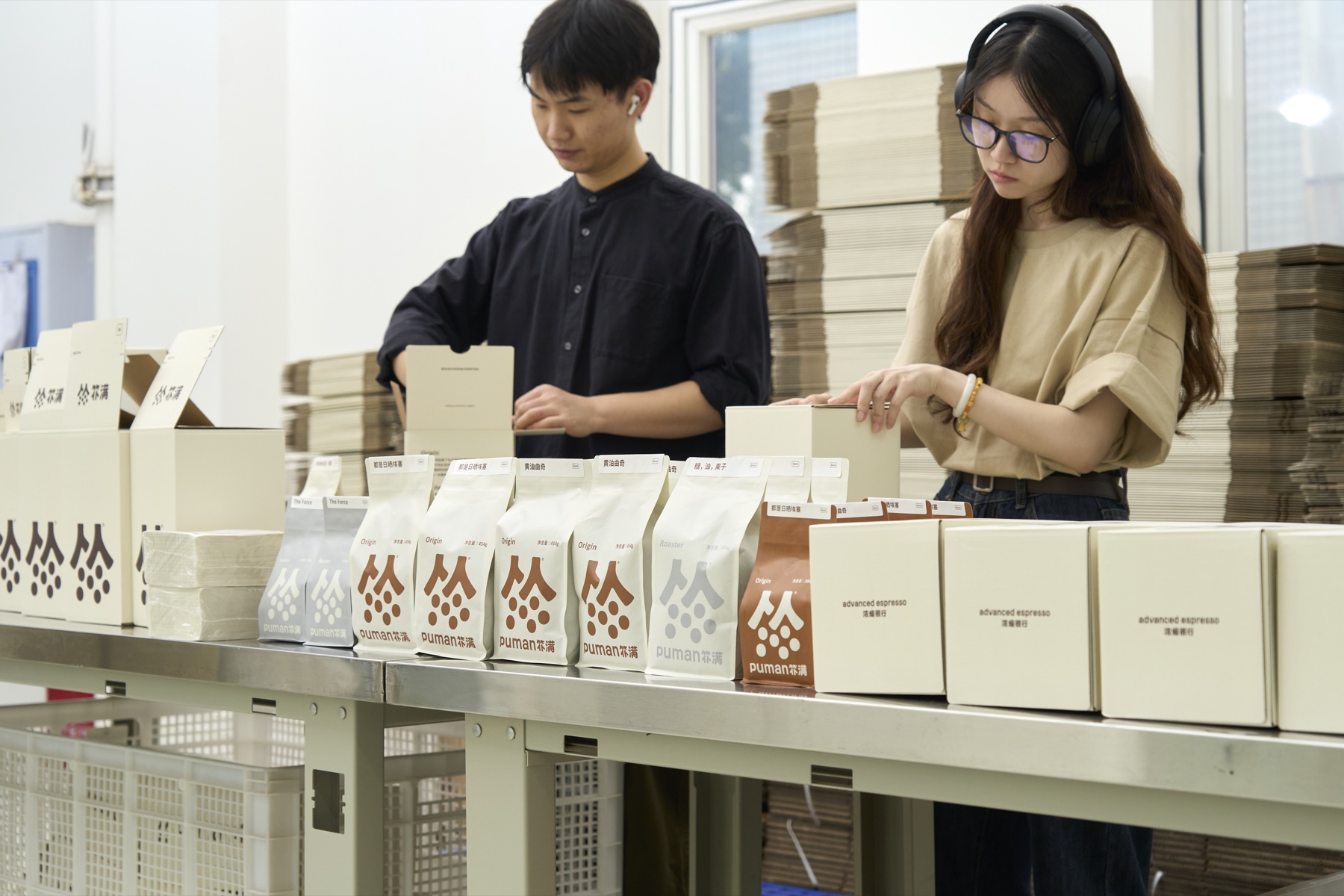 团队在包装线上整理成品